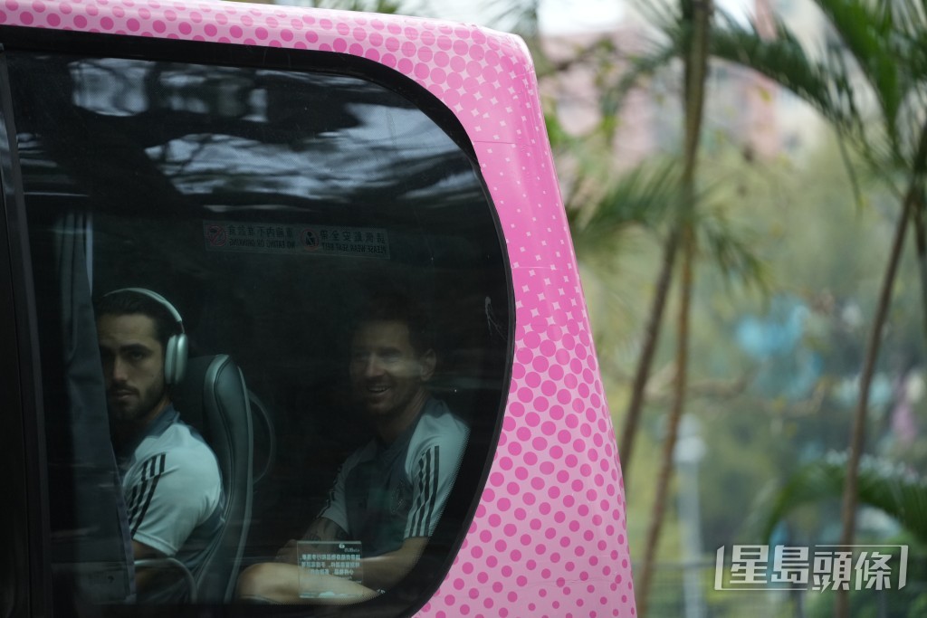 美斯乘坐的旅遊巴到達並進入大球場。劉駿軒攝