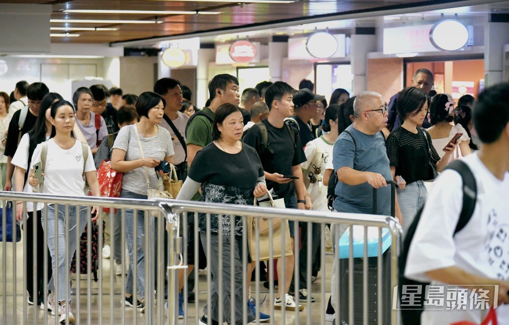 國慶黃金周首日，羅湖口岸人潮。何健勇攝