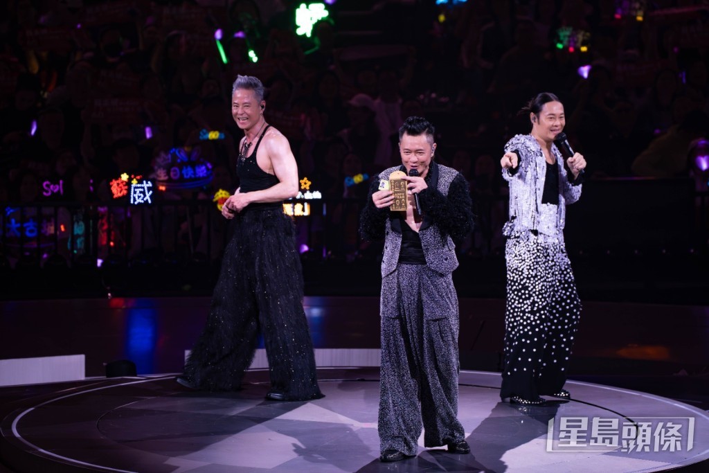 「登六」壽星仔蘇志威,台上收蔡一智和蔡一傑紅包,原來紅包內是一張「樂悠咭」。 「登六」壽星仔蘇志威,台上收蔡一智和蔡一傑紅包,原來紅包內是一張「樂悠咭」。