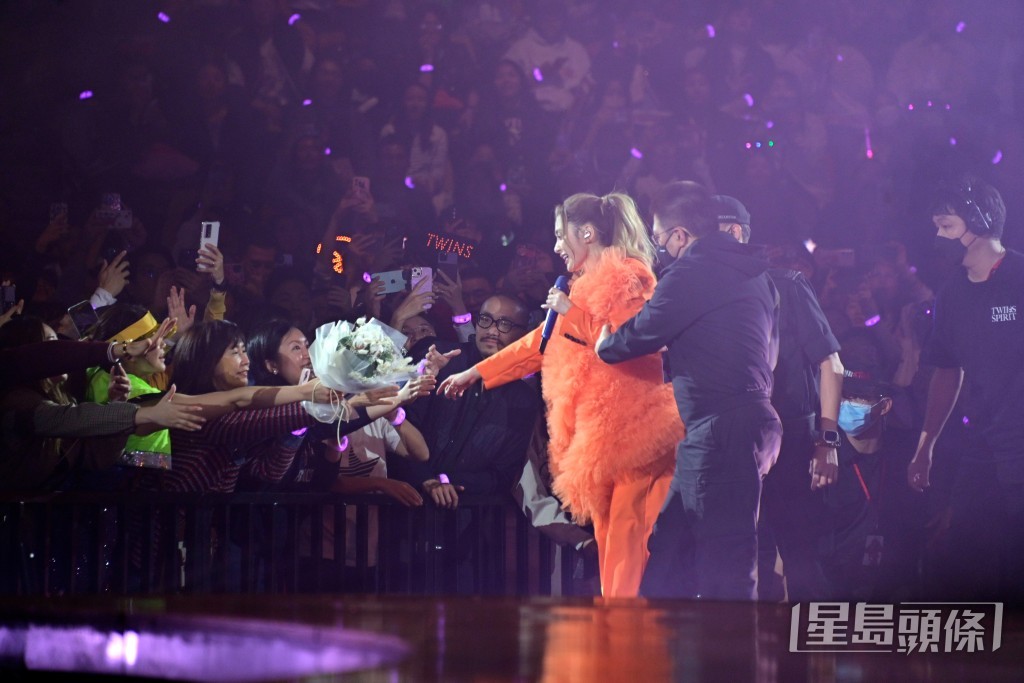蔡卓妍同鍾欣潼邊唱邊跟粉絲握手。