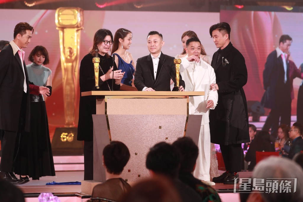 《隱形戰隊》獲得「馬來西亞最喜愛TVB劇集」，一班演員與監製文偉鴻一同上台攞獎。