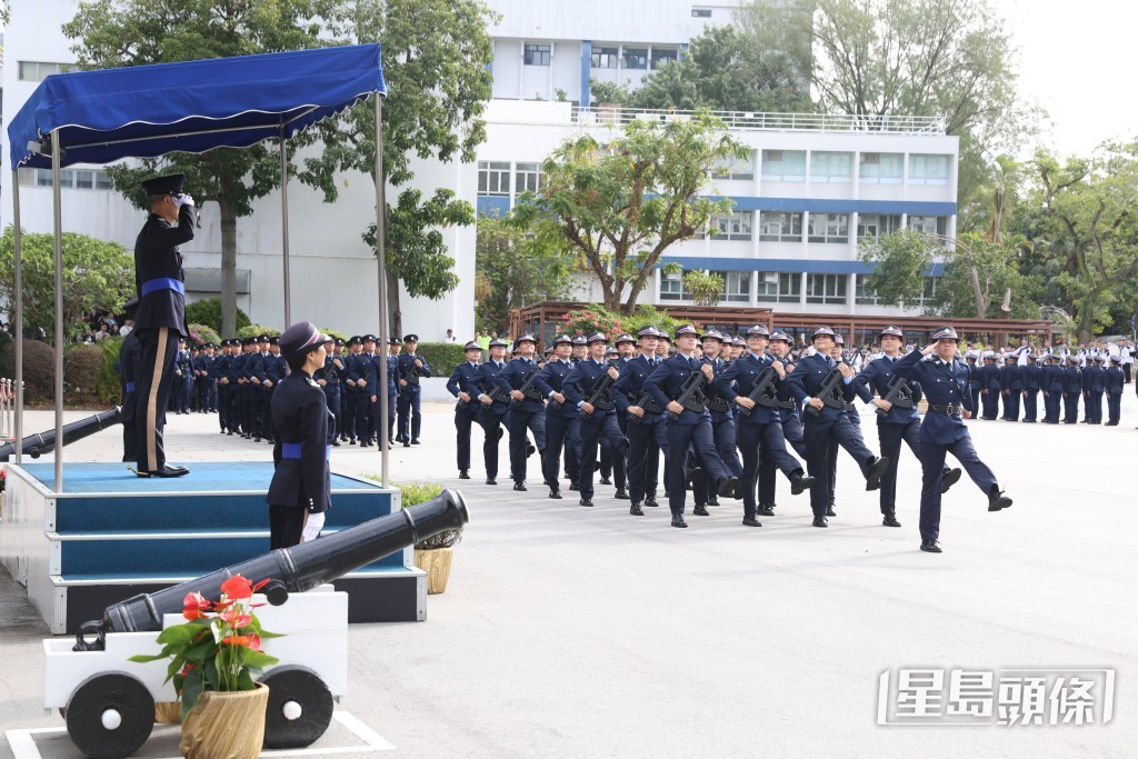 今日共有34名督察及187名警員結業。劉漢權攝