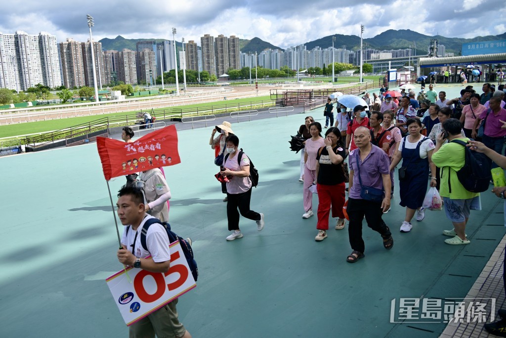 煞科日有不少內地團入到馬場。蘇正謙攝