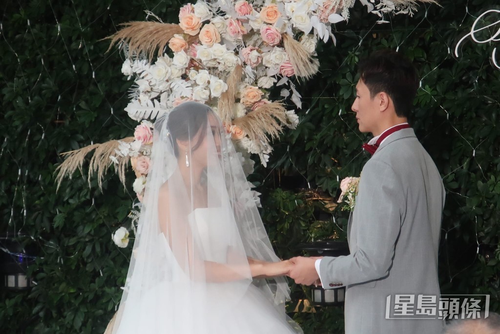 招浩明今日在中環一間酒店舉行婚禮,迎娶圈外女友鄭紫筠。 招浩明今日在中環一間酒店舉行婚禮,迎娶圈外女友鄭紫筠。