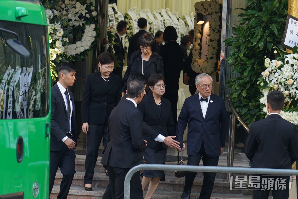 前行政长官曾荫权伉俪、前行政长官林郑月娥(左二)。 前行政长官曾荫权伉俪、前行政长官林郑月娥(左二)。