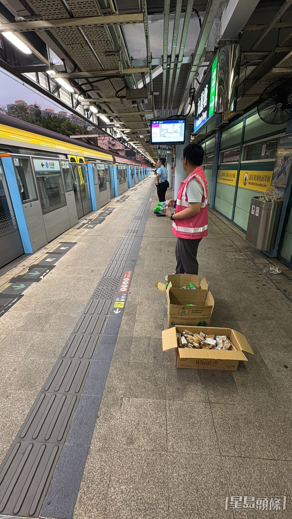 事故期間職員協助有需要的乘客,包括向列車抵達九龍塘站後需要離開車廂的乘客,派發水和乾糧。 事故期間職員協助有需要的乘客,包括向列車抵達九龍塘站後需要離開車廂的乘客,派發水和乾糧。
