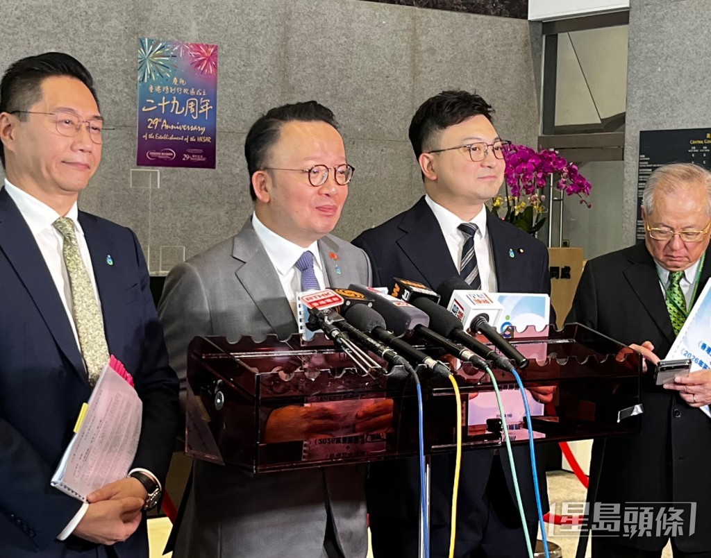 自由黨副主席兼法律界議員陳曉峰(左二)。 自由黨副主席兼法律界議員陳曉峰(左二)。