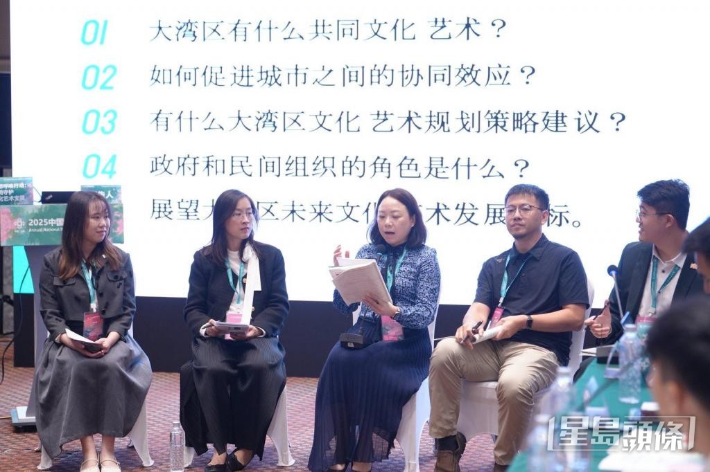 楊詠珊（左三）參與業界論壇，分享工作經驗。 受訪者提供