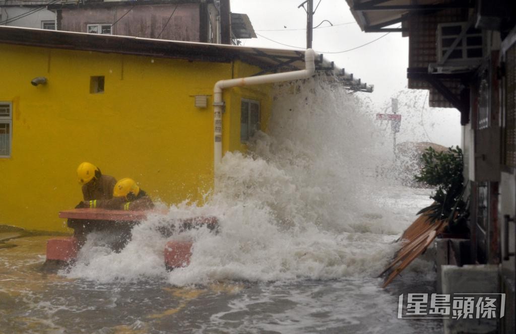 「天鴿」時有多戶的地台被巨浪捲走，需消防員救援。