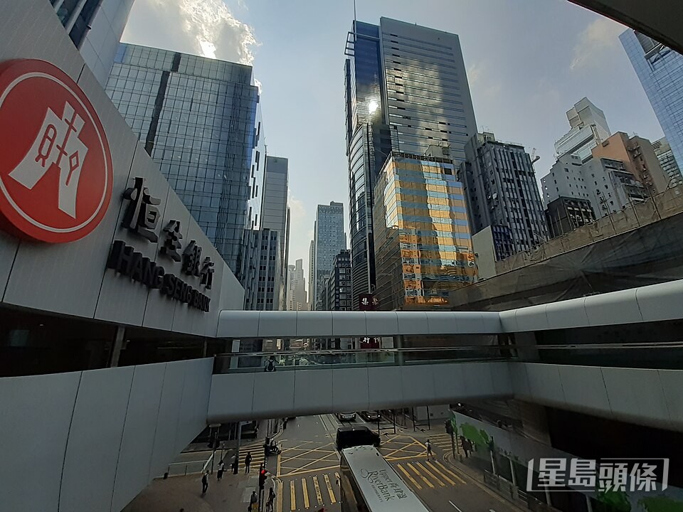 滙豐六十年代收購恒生銀行後,恒生業務大幅擴展,但當時仍保持獨立運營,繼續以服務中小企為主要方針。 滙豐六十年代收購恒生銀行後,恒生業務大幅擴展,但當時仍保持獨立運營,繼續以服務中小企為主要方針。