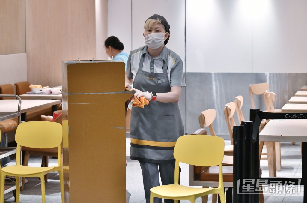政府宣布已完成「補充勞工優化計劃」檢討,計劃由明日(16日)起推行七項優化措施。 政府宣布已完成「補充勞工優化計劃」檢討,計劃由明日(16日)起推行七項優化措施。