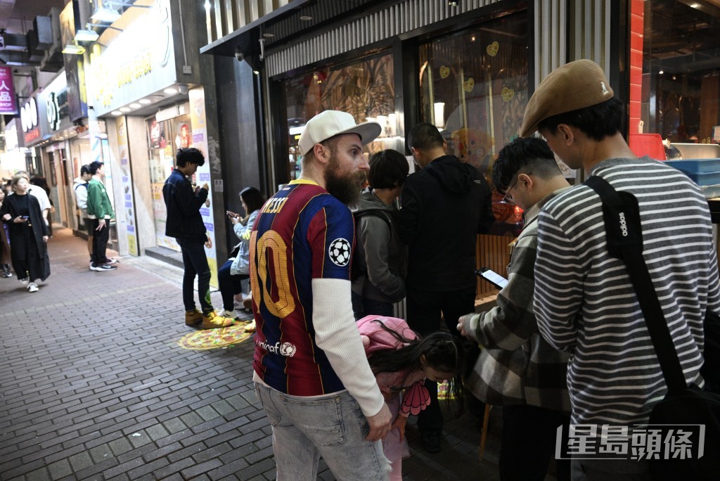 公開操練結束後球迷到銅鑼灣一帶食肆晚膳。蘇正謙攝