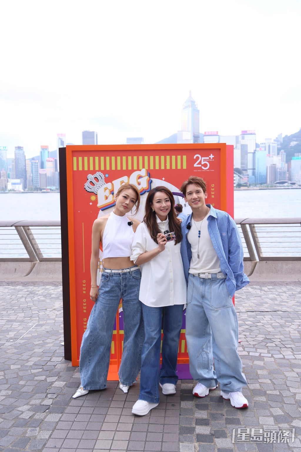 容祖兒、Kenny及經理人霍汶希齊打卡。