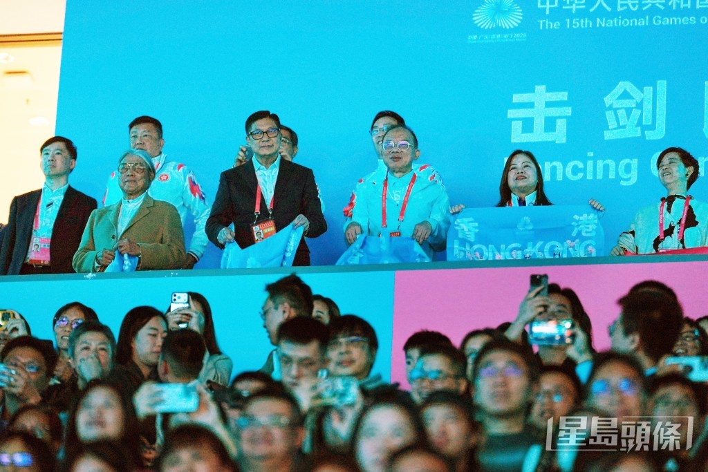 羅淑佩（右二）及鄧炳強（前排左三）到場觀看男子花劍團體決賽。吳艷玲攝