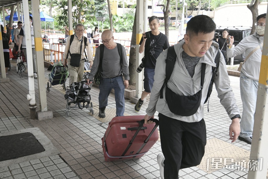 陳先生約左中午12時半和家人使用行李箱推走拾回物品。