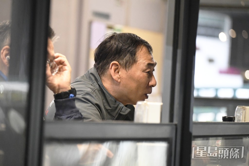 今朝「知恩圖報」、「健康小馬」及「鋼鐵安防」進行試跑時，鄭俊偉特登走到欄邊近觀。