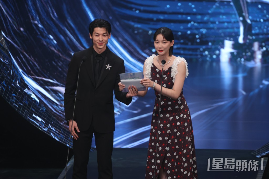 许光汉与袁澧林颁发最佳视觉效果、最佳美术指导奖项。