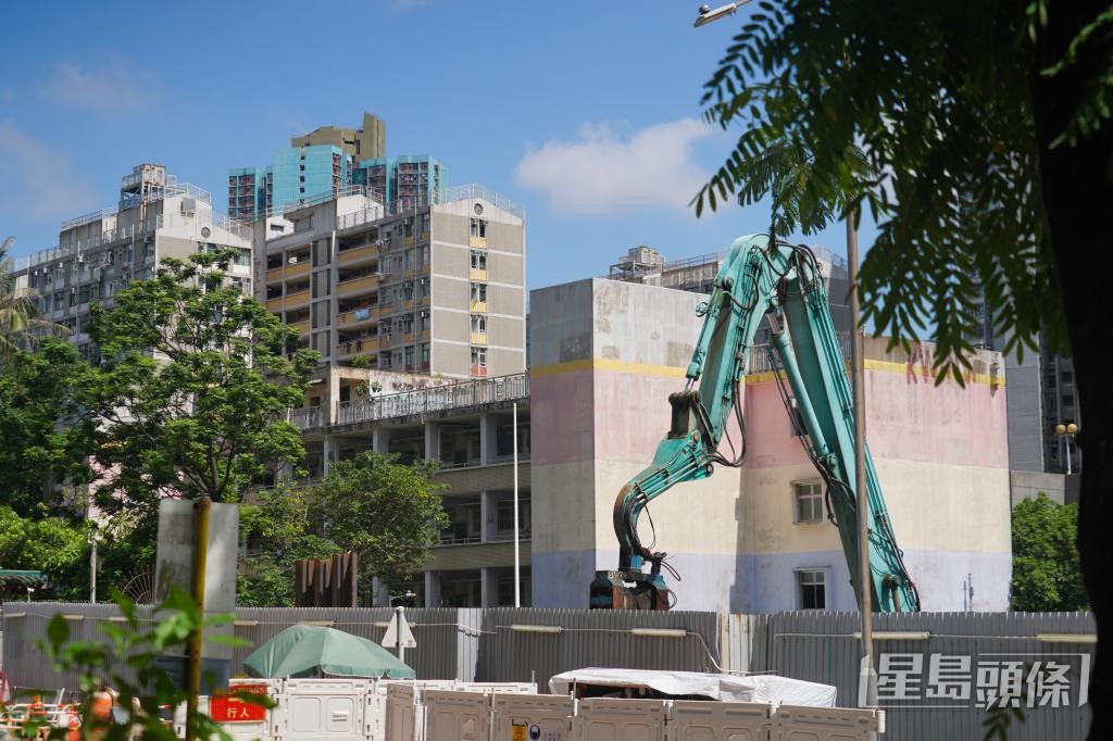 位於黃大仙的至德公立學校,早年被申建住宅及安老院。 位於黃大仙的至德公立學校,早年被申建住宅及安老院。