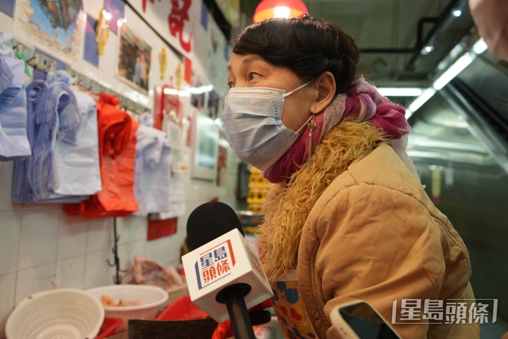 售賣新鮮活雞店的周華記負責人玲姐。吳艷玲攝 售賣新鮮活雞店的周華記負責人玲姐。吳艷玲攝