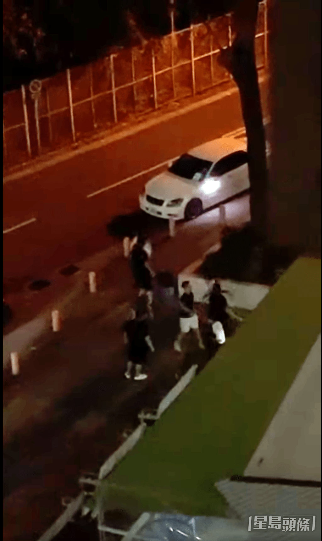 多名男子包圍保安員。網上片段截圖