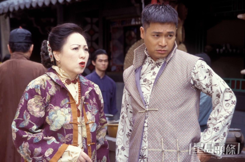 同郭晉安合作拍《戇夫成龍》。 同郭晉安合作拍《戇夫成龍》。