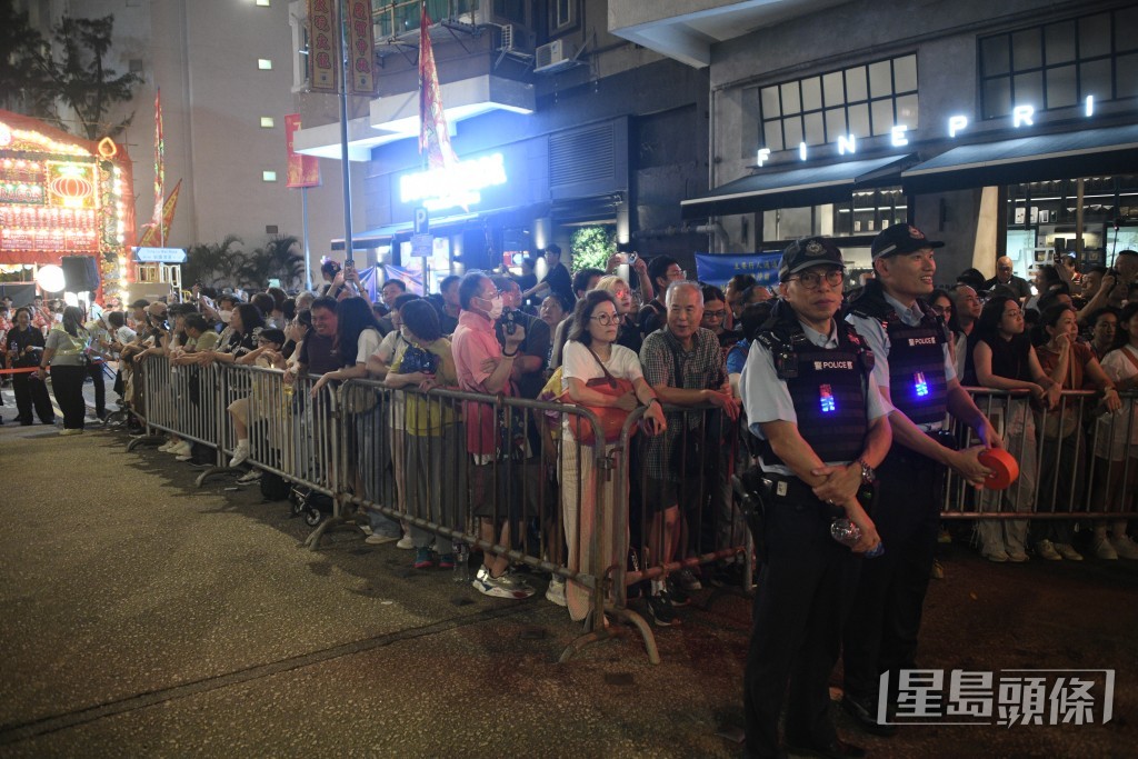 警員在場維持秩序。