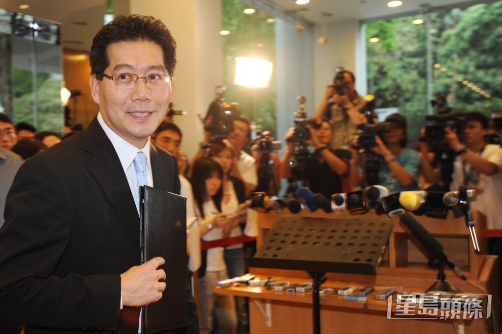 蘇錦樑於2008年獲委任為副局長，正式上任前，在政府總部召開記者會宣布已放棄加國國籍。資料圖片