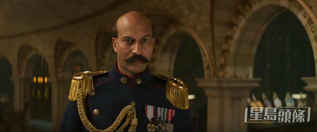 Keegan-Michael Key飾演局長，為狂食朱古力跟壞人同流合污。