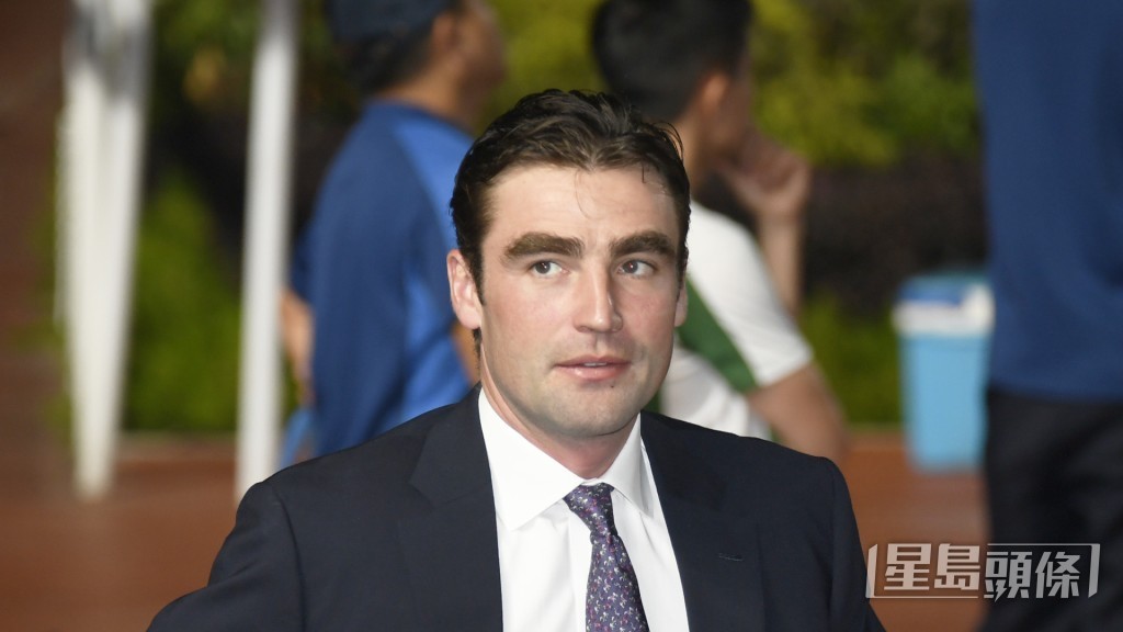 「焦點」、「隨緣得勝」、「奮鬥輝煌」及「銀亮奔騰」今朝分兩批到內圈出試之後，均見游達榮不約而同走落隧底接馬。