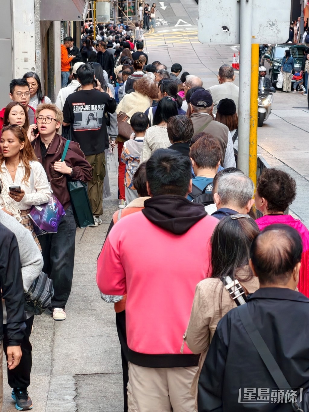 排隊人數估計近千,逼滿整條行人路,場面墟冚。 排隊人數估計近千,逼滿整條行人路,場面墟冚。