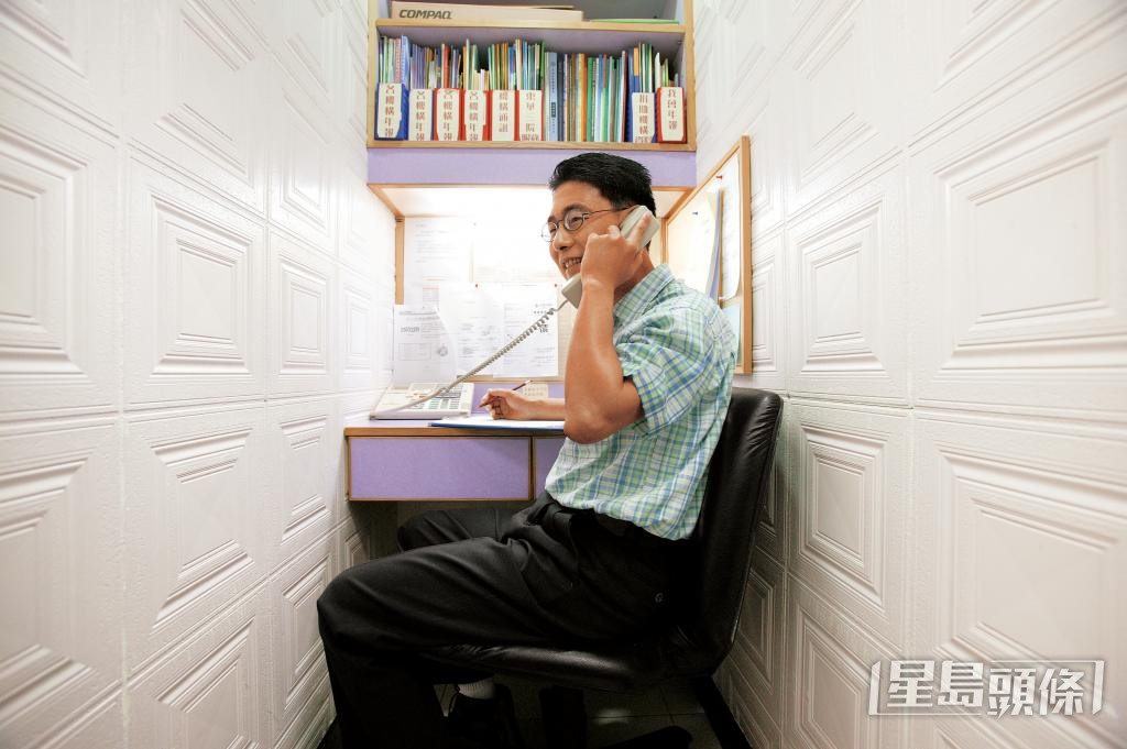2004年，李耀輝在香港撒瑪利亞防止自殺會當熱線義工。