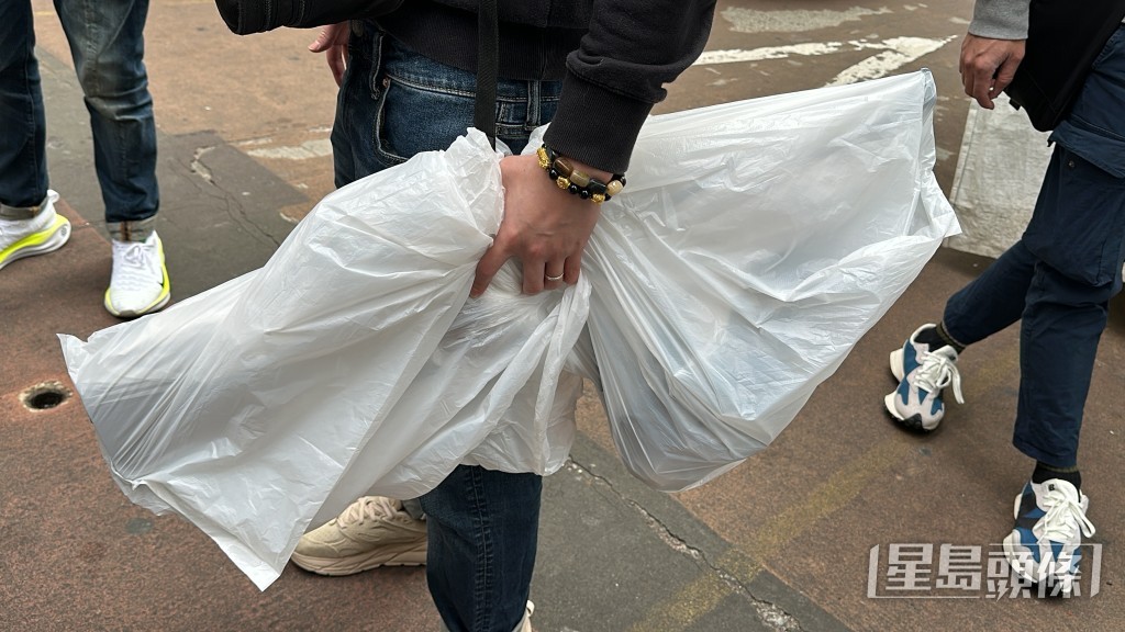 探員帶走氣槍。劉漢權攝