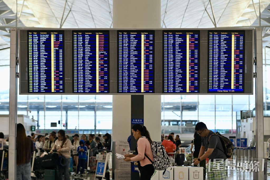 大批航班延誤或取消,令不少旅客滯留機場。 大批航班延誤或取消,令不少旅客滯留機場。