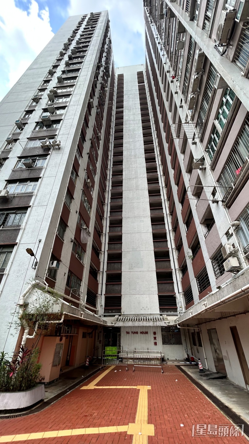 一名女子由高處墮下倒臥地面。 一名女子由高處墮下倒臥地面。