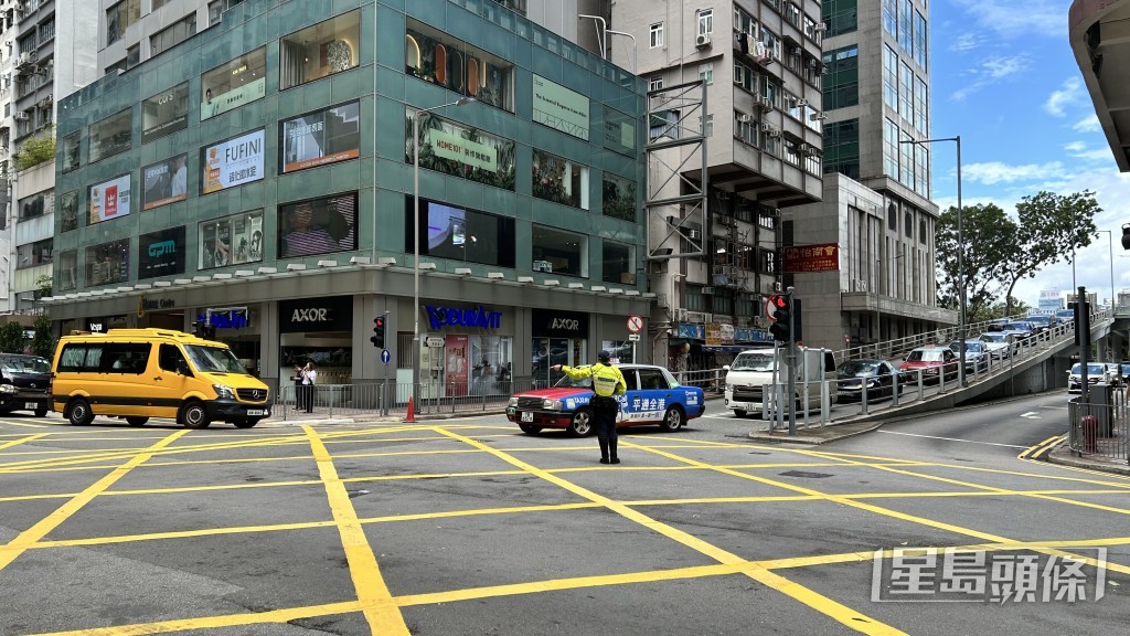 警員到場指揮交通。