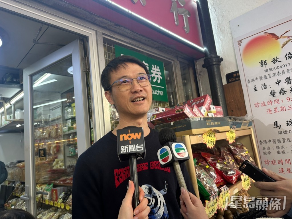 药行店主戴先生。常彧璠摄 药行店主戴先生。常彧璠摄