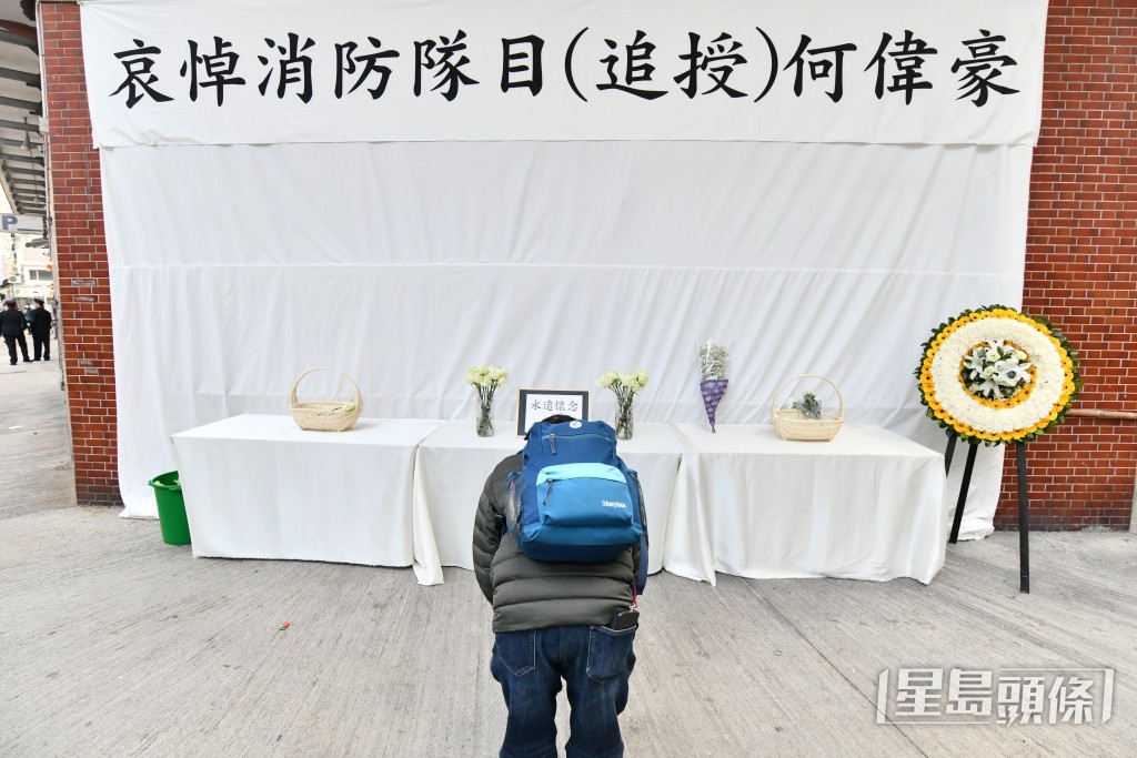 市民鞠躬獻禮。盧江球攝