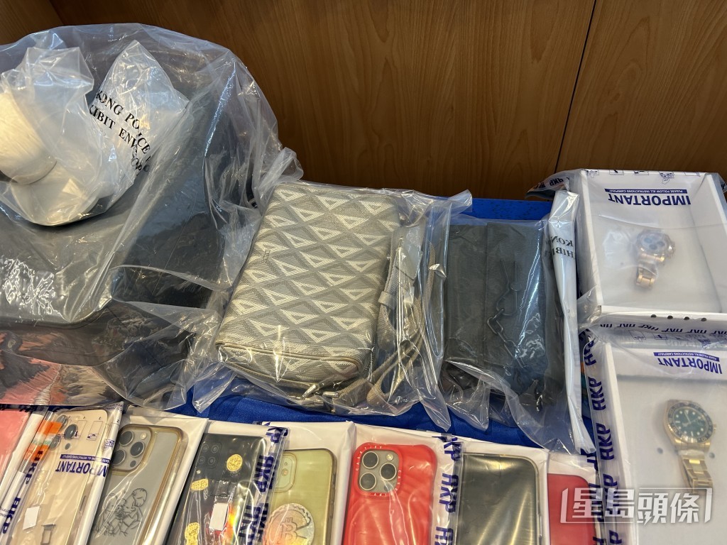警方在主腦寓所檢獲名錶、名袋、首飾等懷疑犯罪得益。