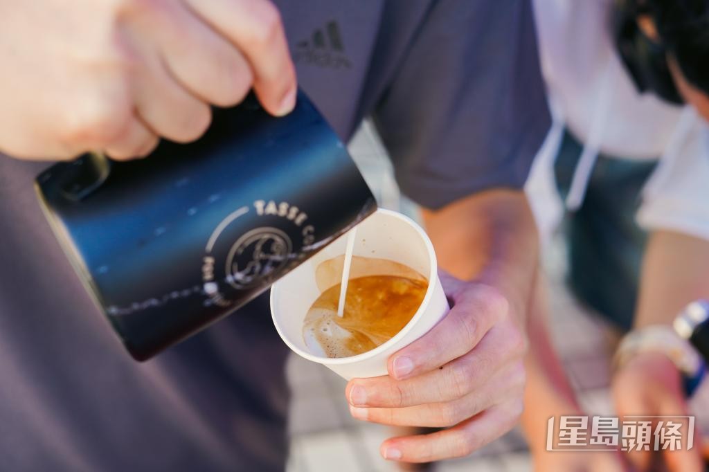 有青少年在墟市即场冲咖啡，体验创业。
