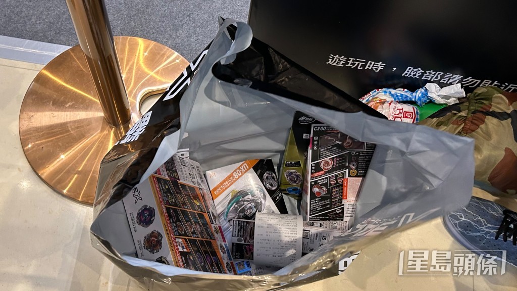 一袋都是「戰利品」。 一袋都是「戰利品」。