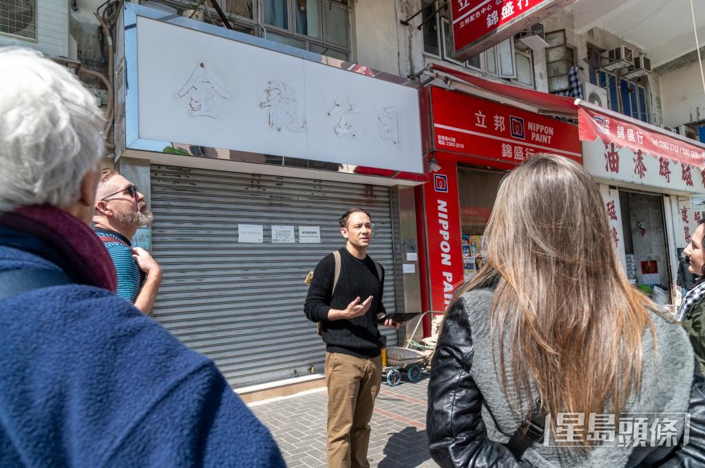 Ben與朋友Billy Potts（圖中）共同推展「Hong Kong Ghost Signs」（香港鬼牌）計劃。（受訪者提供）