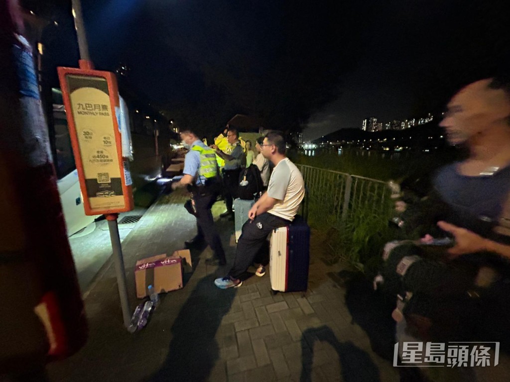 多名拖行李乘客落車在旁等候。 多名拖行李乘客落車在旁等候。