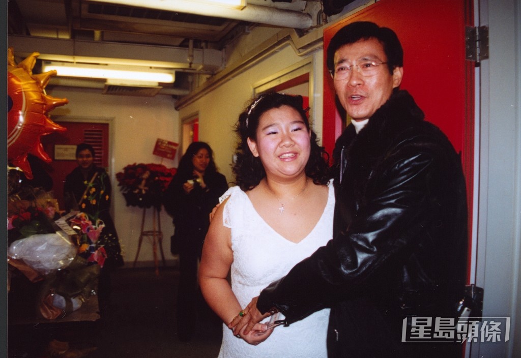 鄭少秋兩段承認的婚姻中,共有三名女兒。 鄭少秋兩段承認的婚姻中,共有三名女兒。