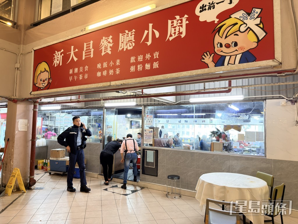 餐廳未有鎖好玻璃大門。