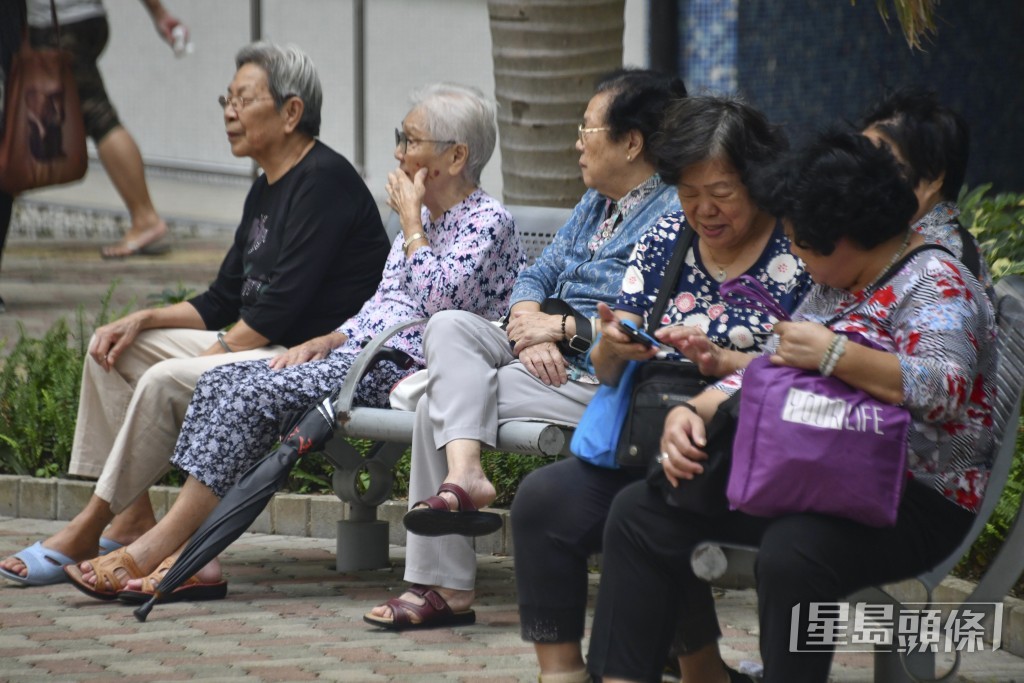 面對這場置業大爭論,留言區亦湧現了不少跳出傳統框架的養老建議。(資料圖片非涉事人) 面對這場置業大爭論,留言區亦湧現了不少跳出傳統框架的養老建議。(資料圖片非涉事人)