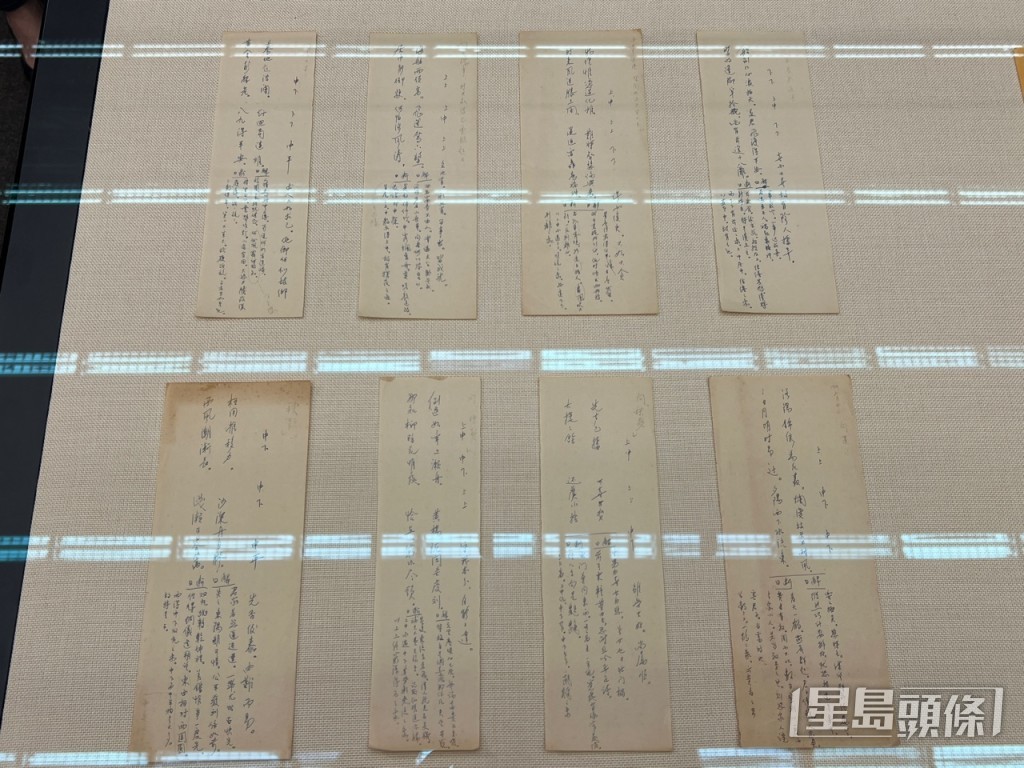 現場展出部分產品，包括張愛玲的手稿、個人照片和物品。曹露尹攝