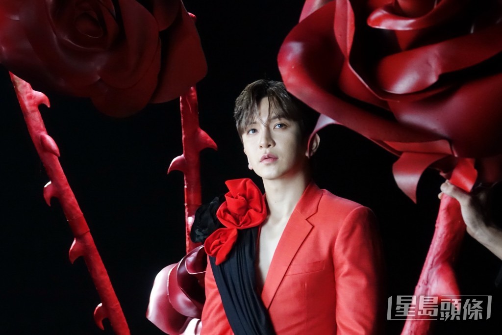 Anson Lo人歌衫舞合一力臻完美。