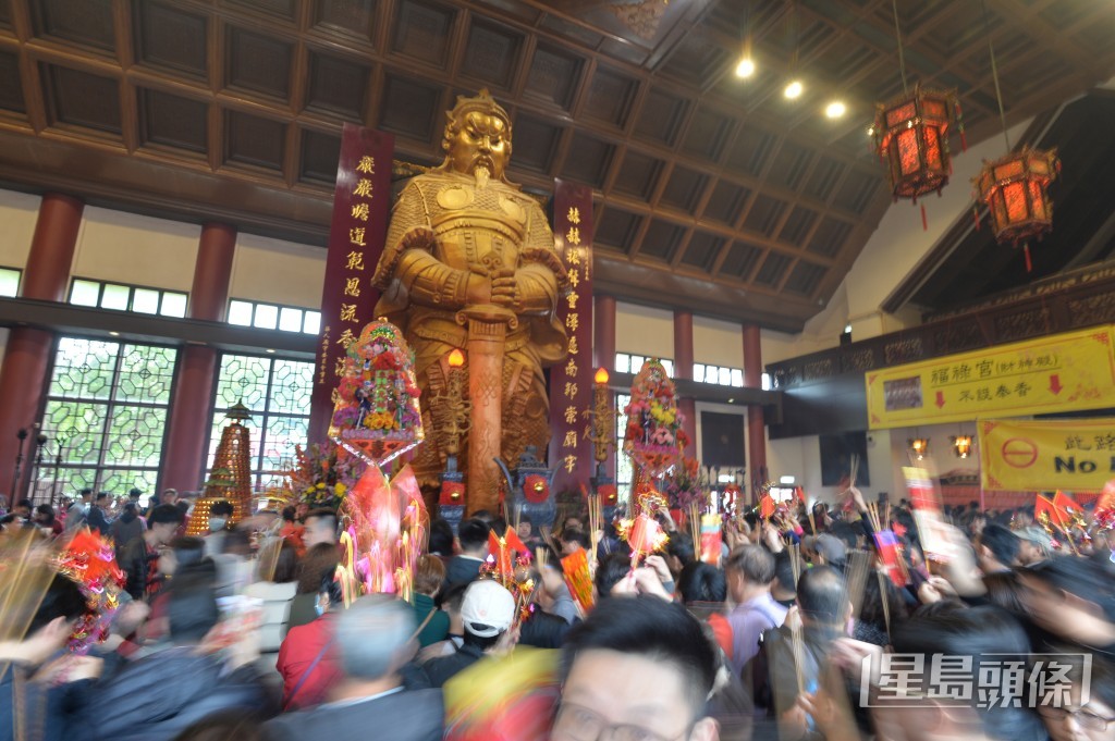留下3支細香進入大殿,其餘的香燭上在大殿外的大鼎。資料圖片 留下3支細香進入大殿,其餘的香燭上在大殿外的大鼎。資料圖片