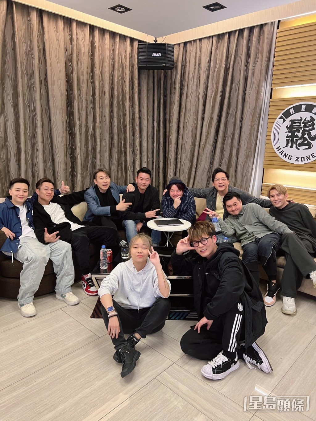兄弟常相聚。 兄弟常相聚。