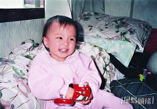陳嘉桓自幼父母離異，其母陳瑰霖（Ronnie）16歲誕下她。